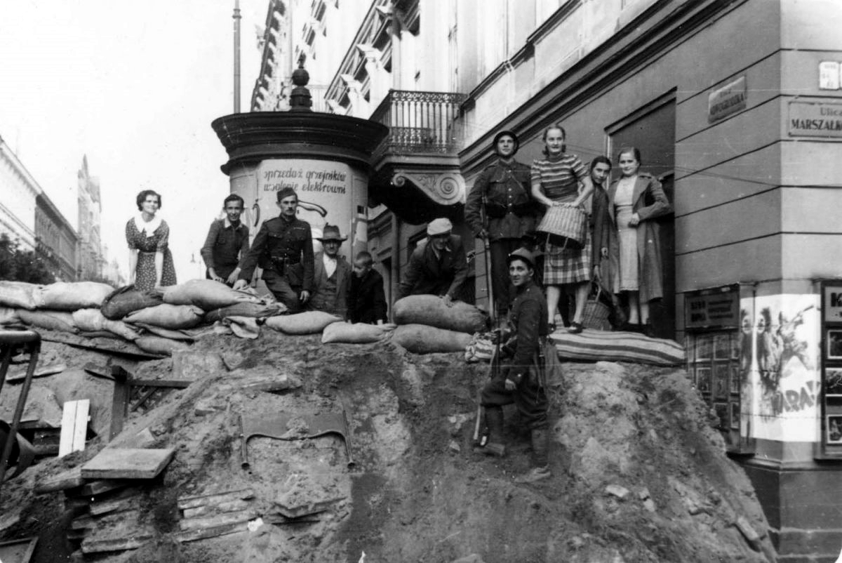 Budowa_barykady_na_ulicy_Nowogrodzkiej_w_Warszawie_1939